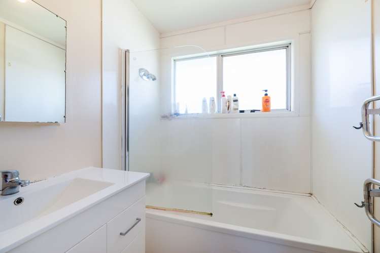 1/15 Frobisher Way Clendon Park_9