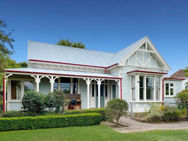 ST ALBANS - EIGHT BEDROOMS, TWO BATHROOMS, TWO KITCHENS