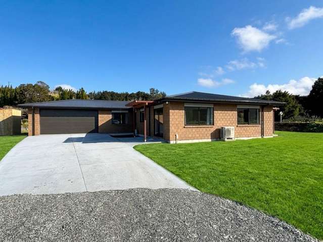 Tranquil Rural Retreat with Modern Comforts