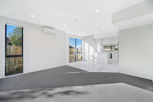 8/31 Ayton Drive 3320_1