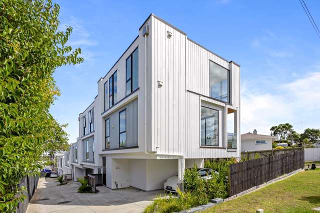 Three Story, Three Bedrooms, 3 Carparks 3,3,3