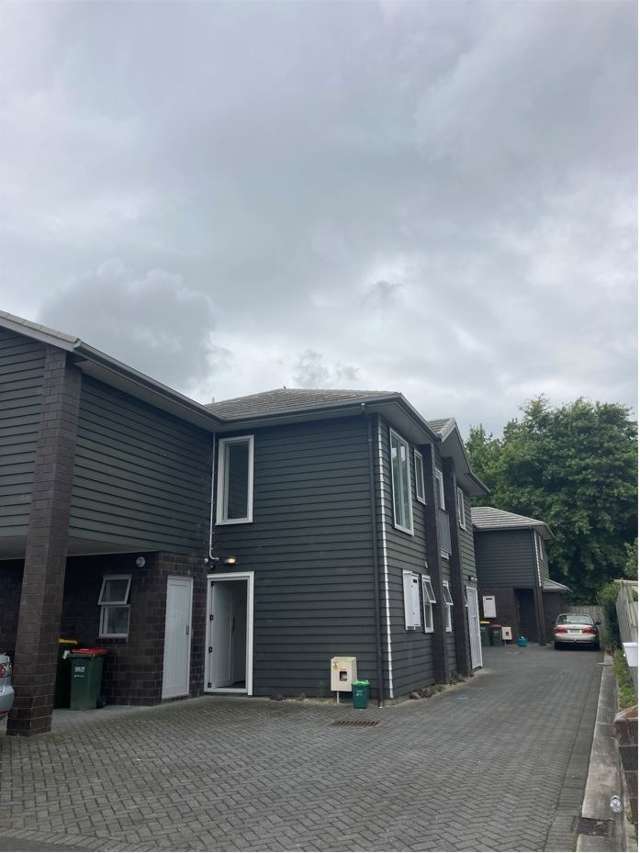 Self Contained Studio Close to the University