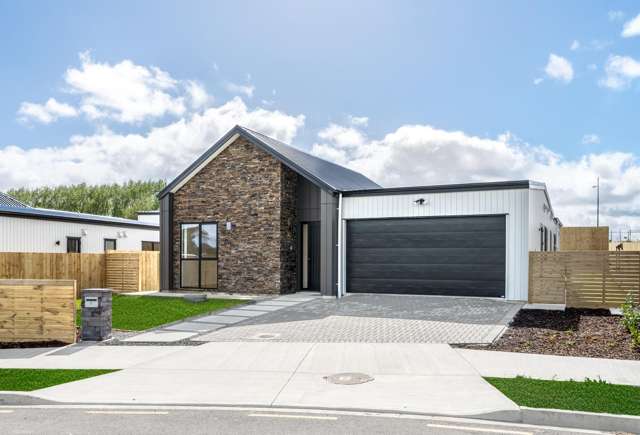 MUST SELL - Style Space Stunning Outlooks