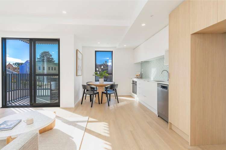 102/2A 2A Te Ara Taurapa Point Chevalier_1