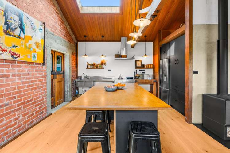 328 Gladstone Road North_3