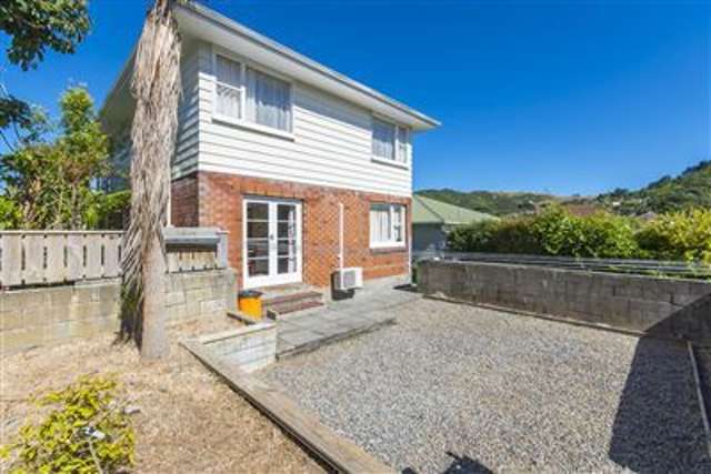 2/8 Reading Street Karori_1