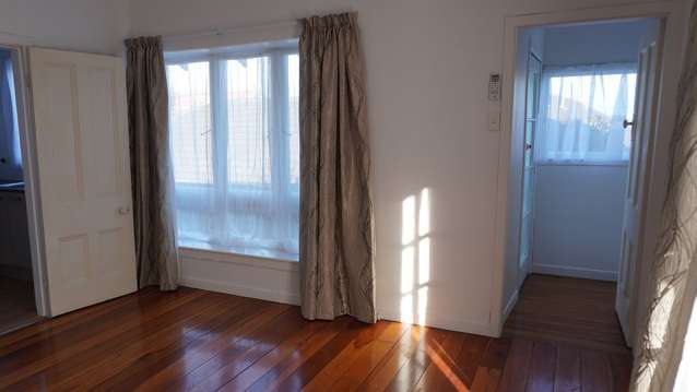 2/15A View Road Mount Eden_1