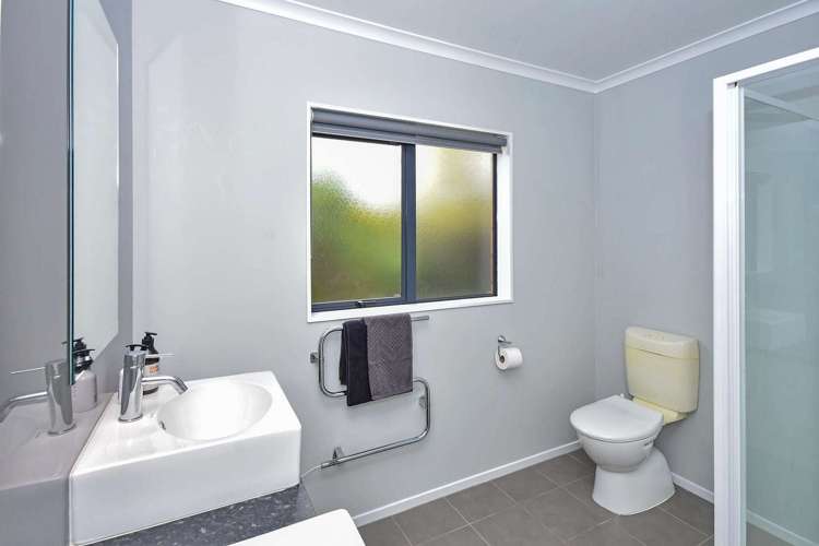 8 Aberdeen Crescent Wattle Downs_15