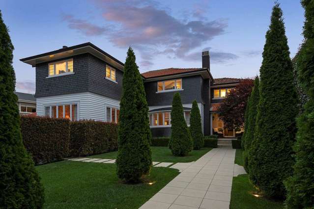 NZ’s auction record smashed as house sells under the hammer for $9.9m