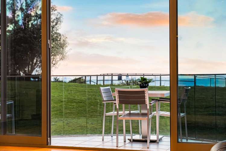 127 Beach Road Castor Bay_12