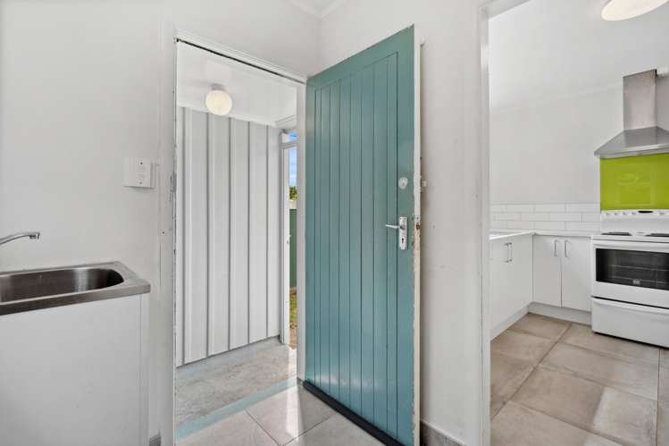 57 Hewer Crescent Naenae_16