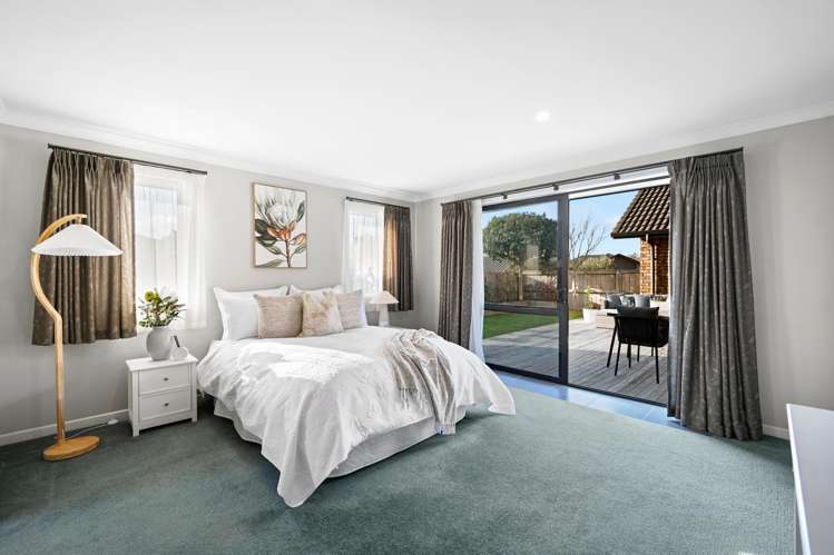 6 Compton Grove Huntington_19