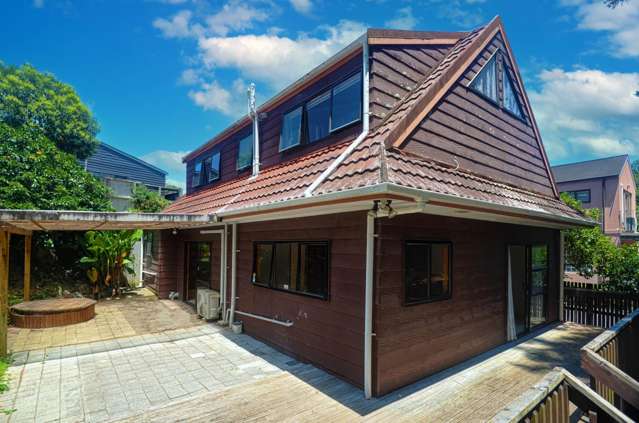 Opposite St Lukes Mall – Do-Up Opportunity