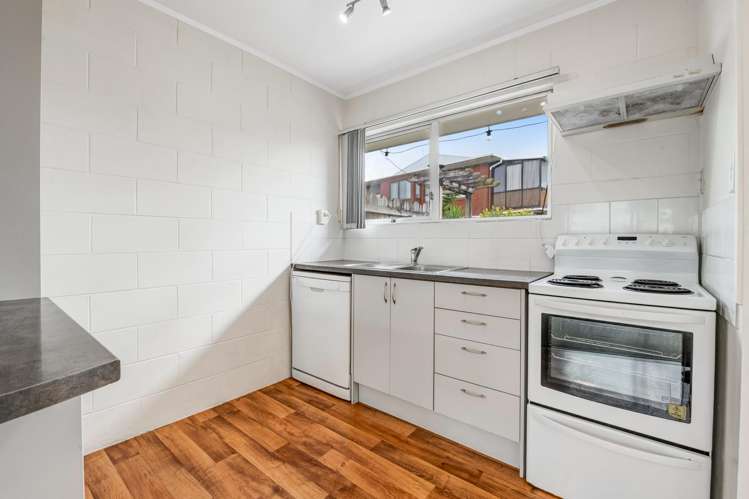 2/587 Glenfield Road Totara Vale_6