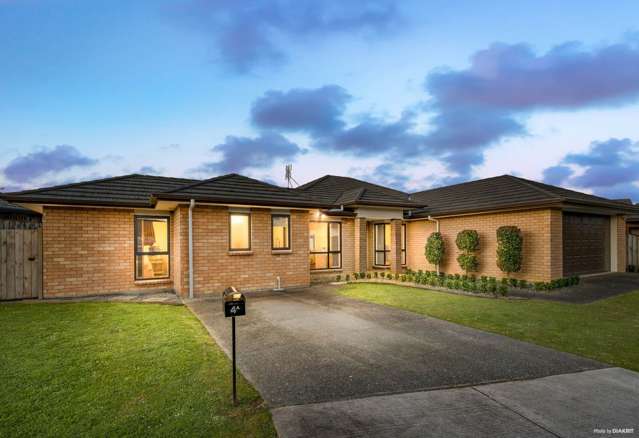 Spacious 5-Bedroom Family Home with Granny Fla...