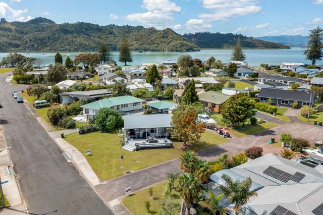 Vendors want sold - Close to town & boat ramp!