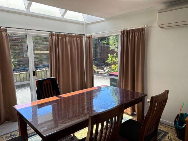 Sunny warm, tidy clean house in Remuera
