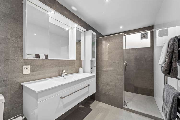 2/8 Beach Road Castor Bay_13