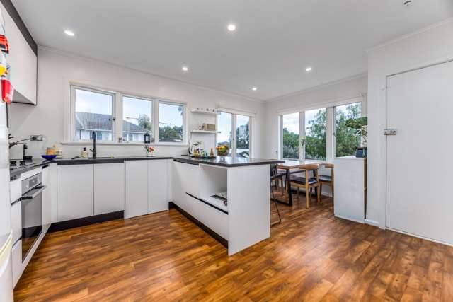 Family-Friendly Living with Double Carport - Mount Roskill