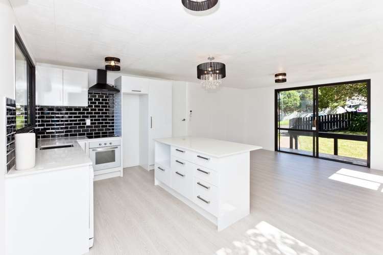 16 Maywood Crescent Glen Eden_4