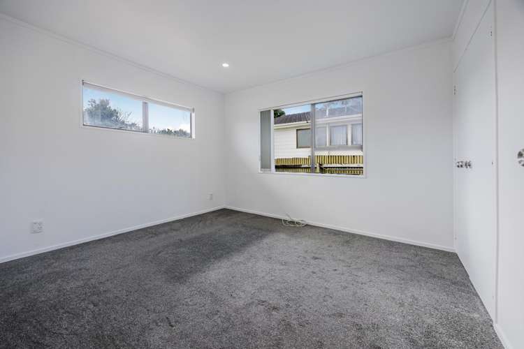 1/18 Frobisher Way Clendon Park_13