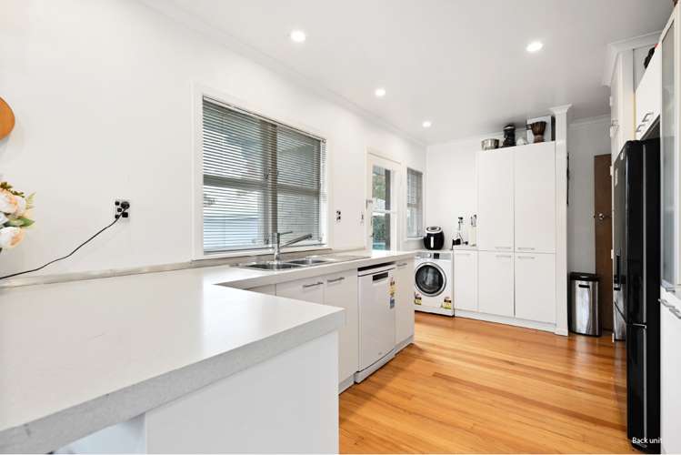 744 River Road Chartwell_17