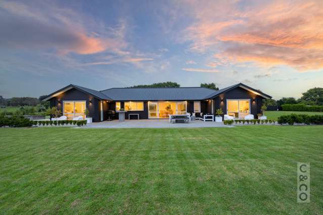 Immaculate Residence on Park Like Grounds