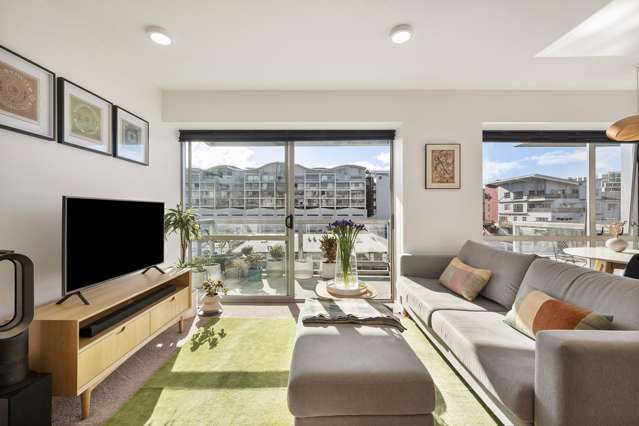 SUN-FILLED ONE BEDROOM APARTMENT IN PRIME TE ARO
