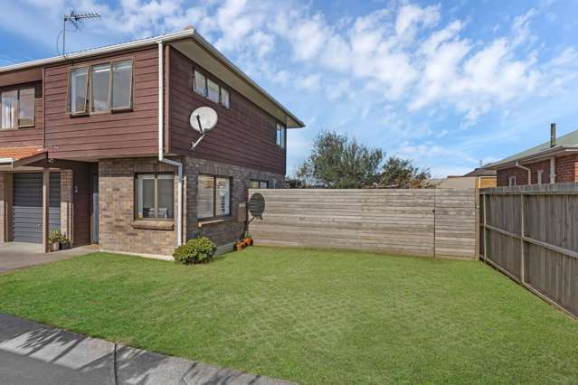 Contemporary & Spacious Home in Avondale Heights