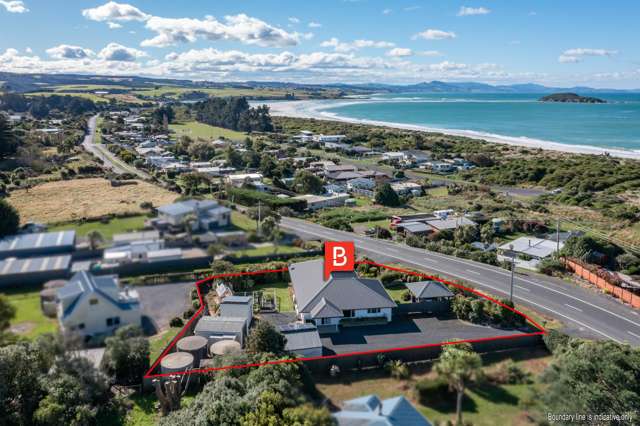 Seaside serenity: Modern home at Taieri Beach!
