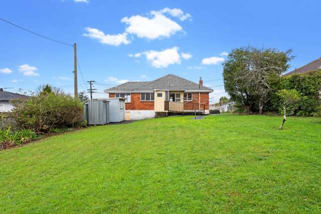 Renovate or Subdivide on 849m² with Waitakere ...