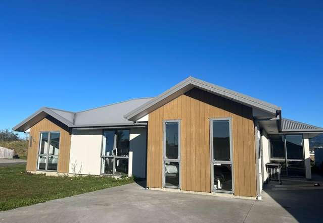 Modern 3-Bedroom Home with Stunning Mountain Views