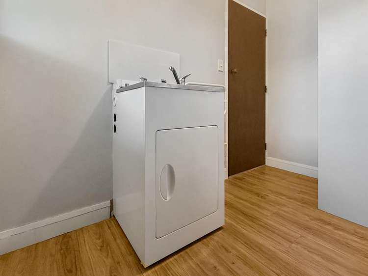 8 Churchill Drive 10792_14