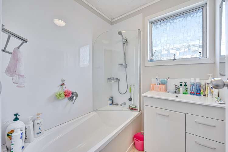 9 Frobisher Way Clendon Park_23