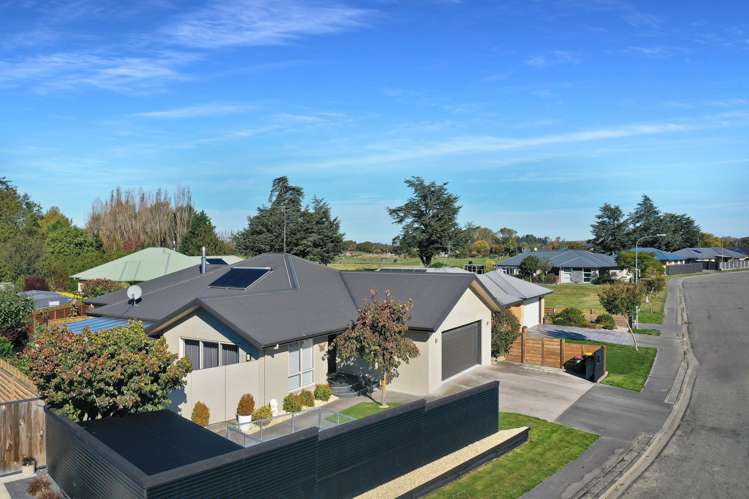 16 Geoff Geering Drive_1