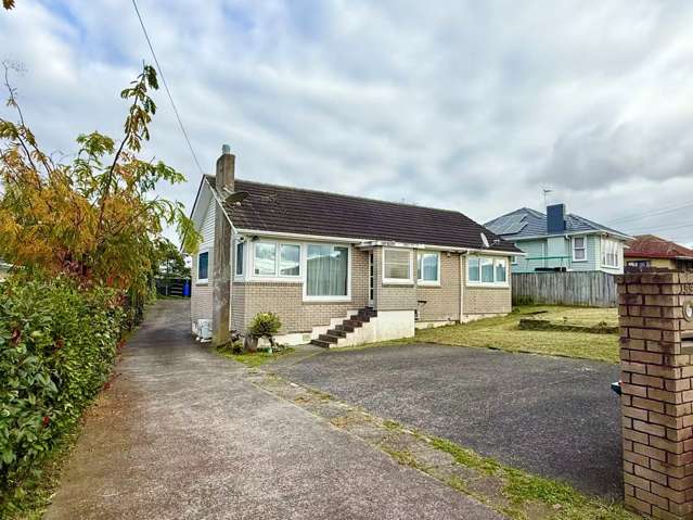 Spacious & Sunny Family Three-bedroom Home