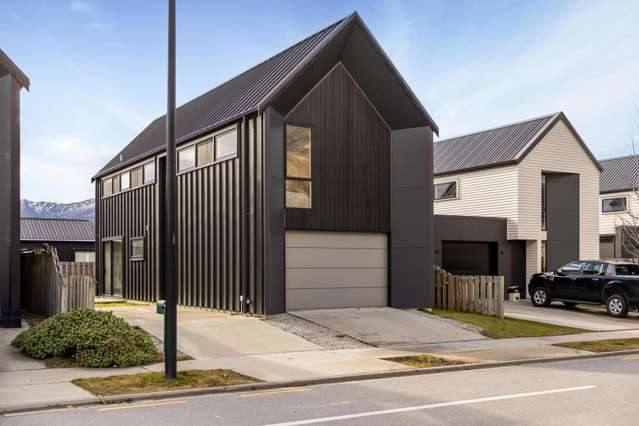 Space, sunshine & stunning mountain views