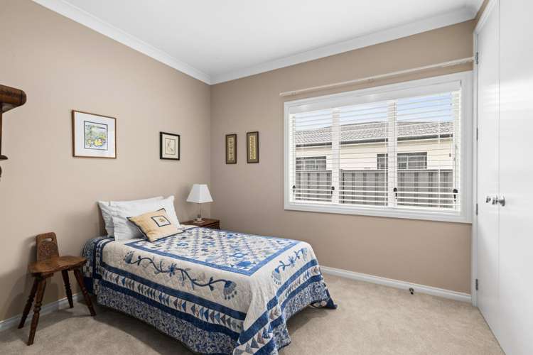 13 Heynes Place Clive_14