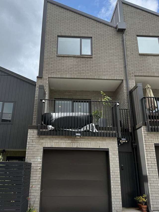 ONE minute walk to Westgate Shopping Centre!