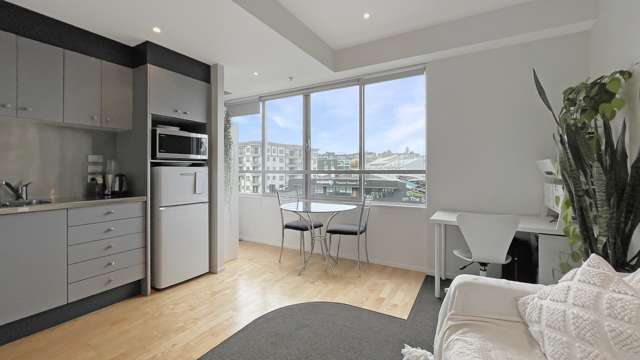 608/86 The Strand 1761_4