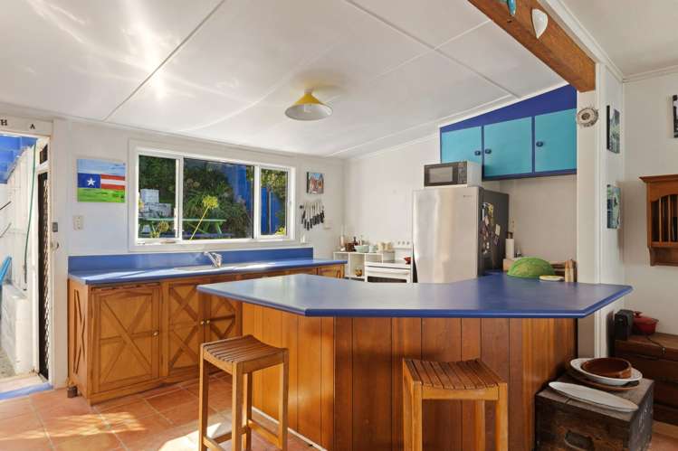 14 Makorori Beach Road_4