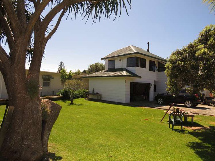 14 Lochiel Street Mahia Beach_15