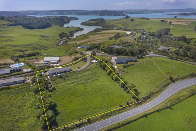 7A Three Streams Raglan_1