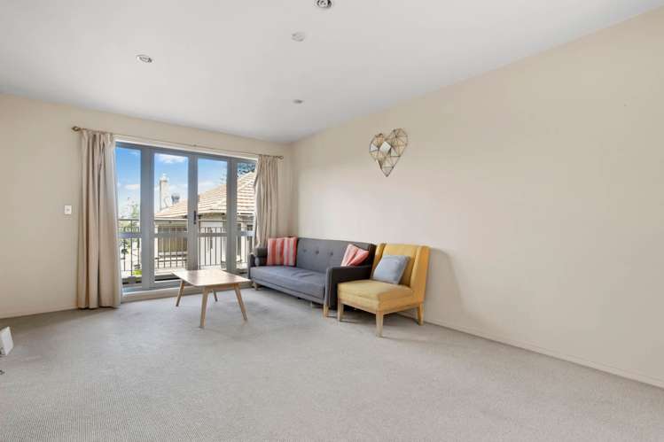 6v Carlton Gore Road Grafton_4