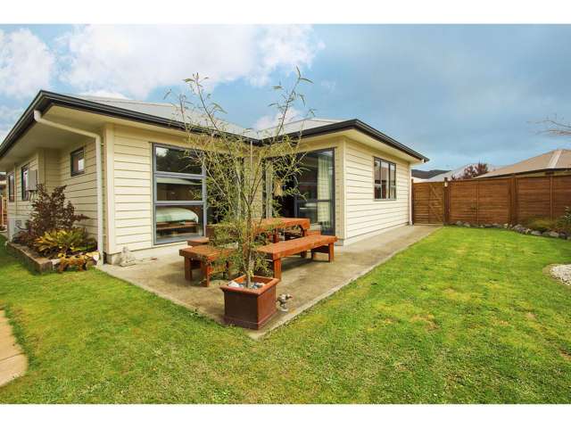 7 Woodland Grove Wainuiomata_1