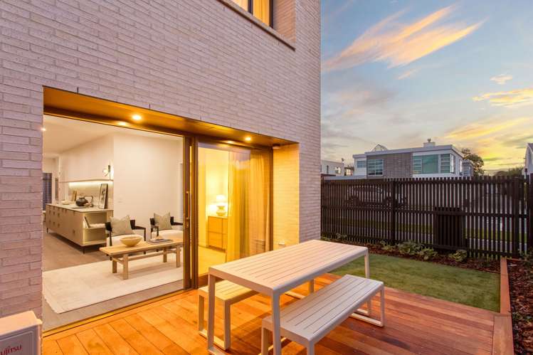 2/44 Winchester Street_0