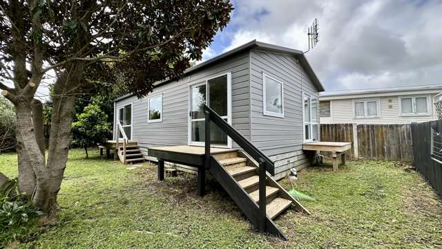 2 Bedroom Modern Back House in the heart of Ranui!