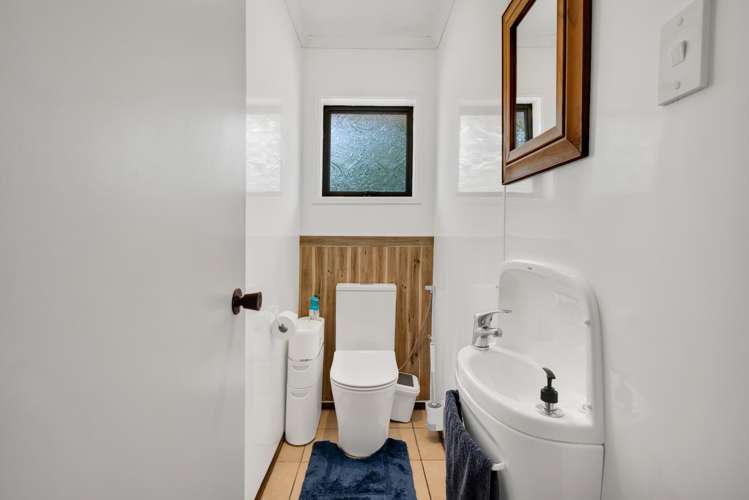 2 Waireka Road East Omata_18