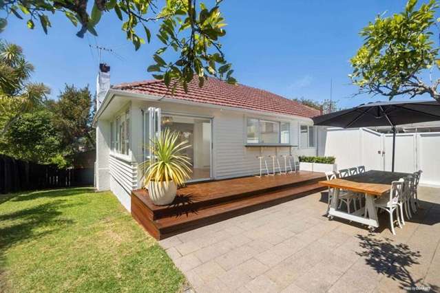 25 ‘super cute’ first-home buyers in auction battle for Auckland bungalow