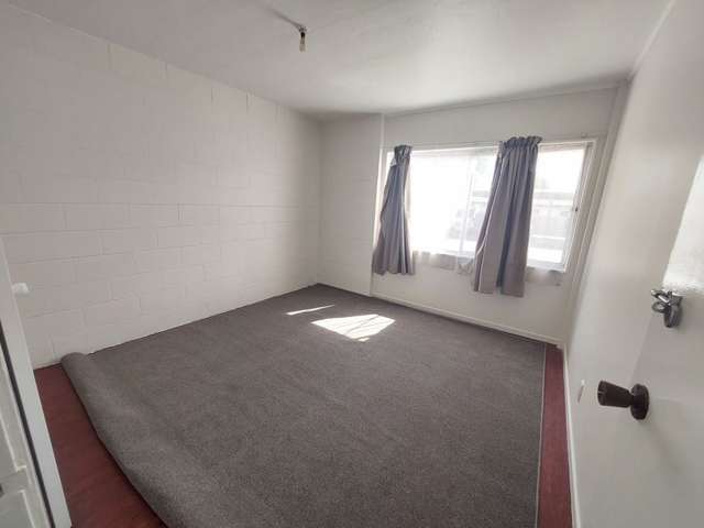 2/90 Kenderdine Road 10695_3